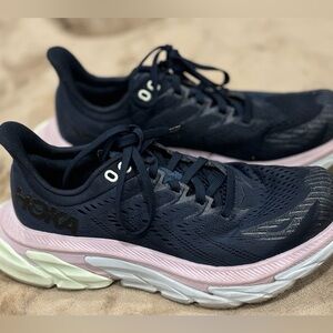 Women’s Hokas Clifton Edge size 6!